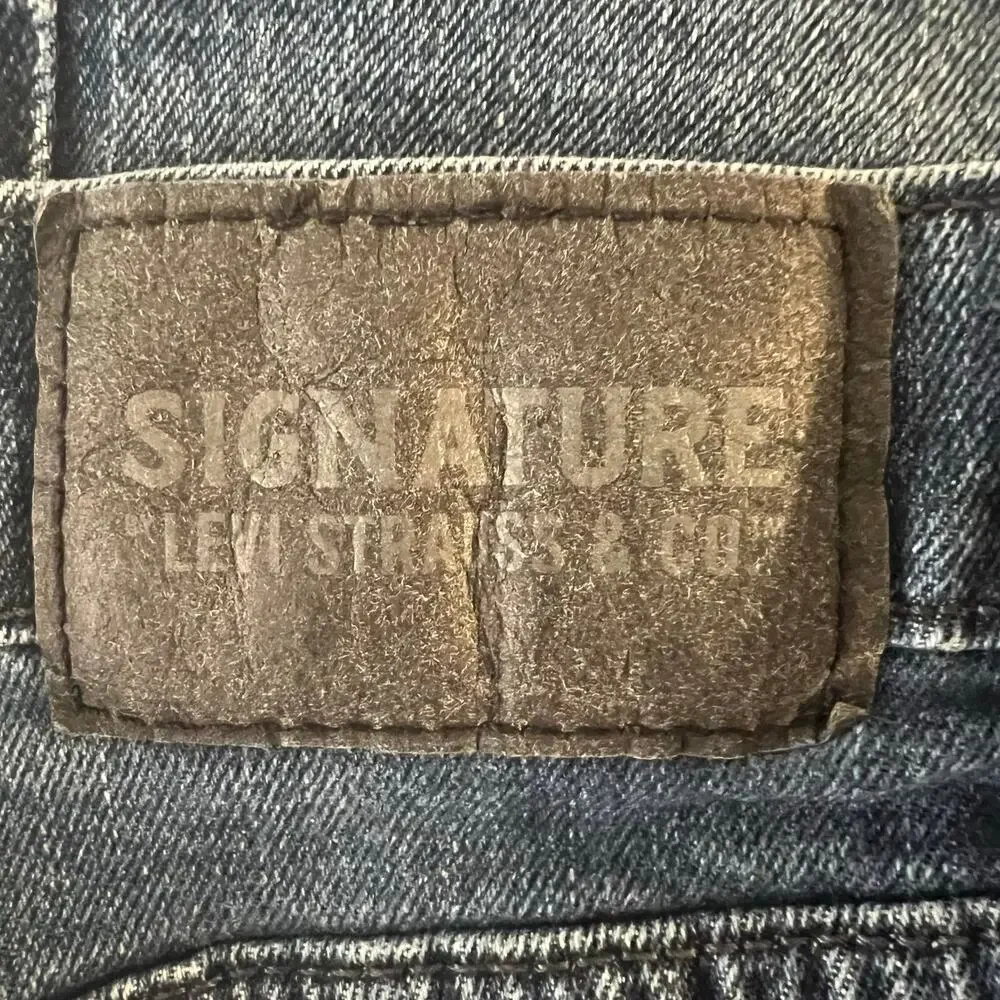 Signature Levi jeans mens 40x30 medium wash, Stretch. Great Condition!